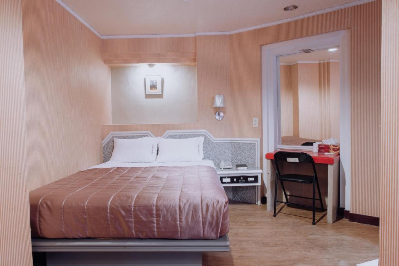 Tong Hsin Hotel Pingtung Exterior photo